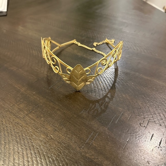 Elegant Gold Leaf Design Women's tiara - Picture 5 of 5